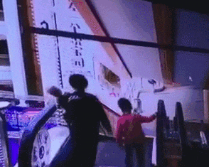 图片[1]-险！事发北京早高峰！四人扶梯上摔作一团，得亏一个“救命钮”！