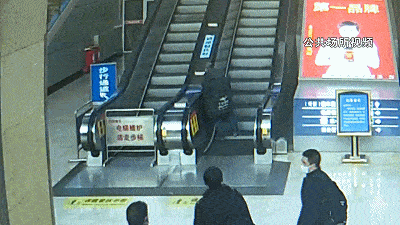 图片[3]-险！事发北京早高峰！四人扶梯上摔作一团，得亏一个“救命钮”！