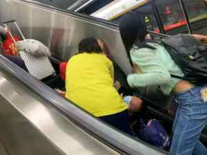险！事发北京早高峰！四人扶梯上摔作一团，得亏一个“救命钮”！-梵星网
